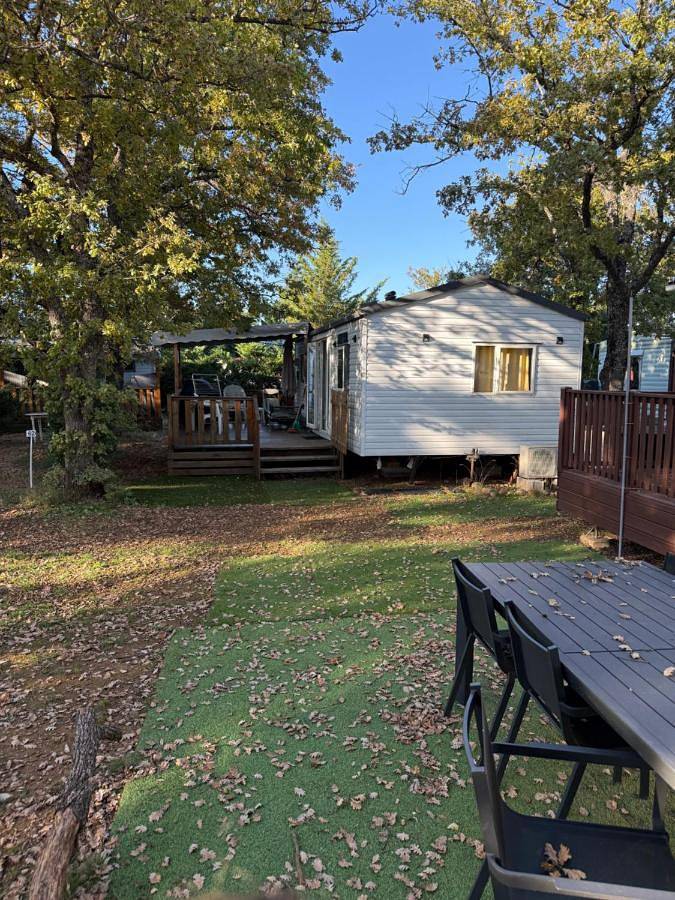 Camping pour 7 personnes, avec jardin ainsi que piscine et vue, animaux acceptés
