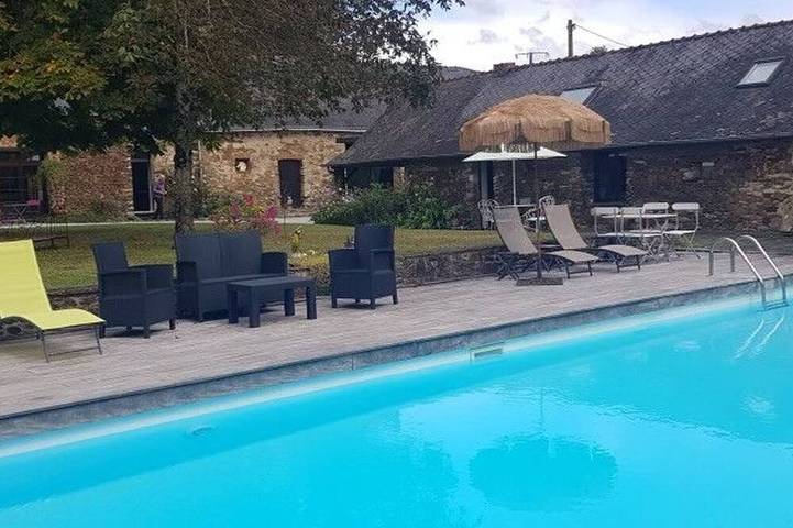 Gîte pour 4 personnes, avec terrasse et piscine à Teillé