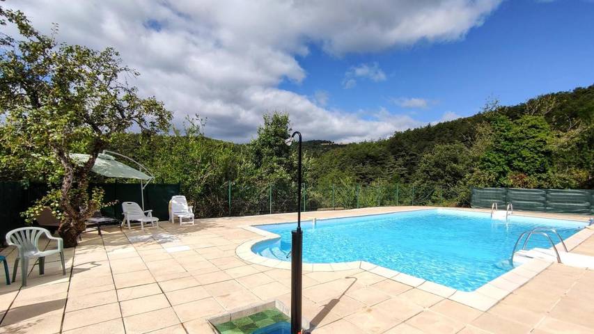 Location de vacances pour 6 personnes, avec Terrasse et Jardin ainsi que Piscine et Vue à Champis