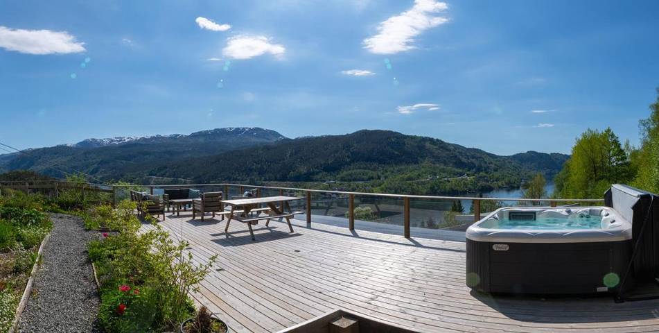 Maison d’hôte pour 2 personnes, avec Terrasse et Jacuzzi ainsi que Jardin et Vue sur le lac dans Myrland