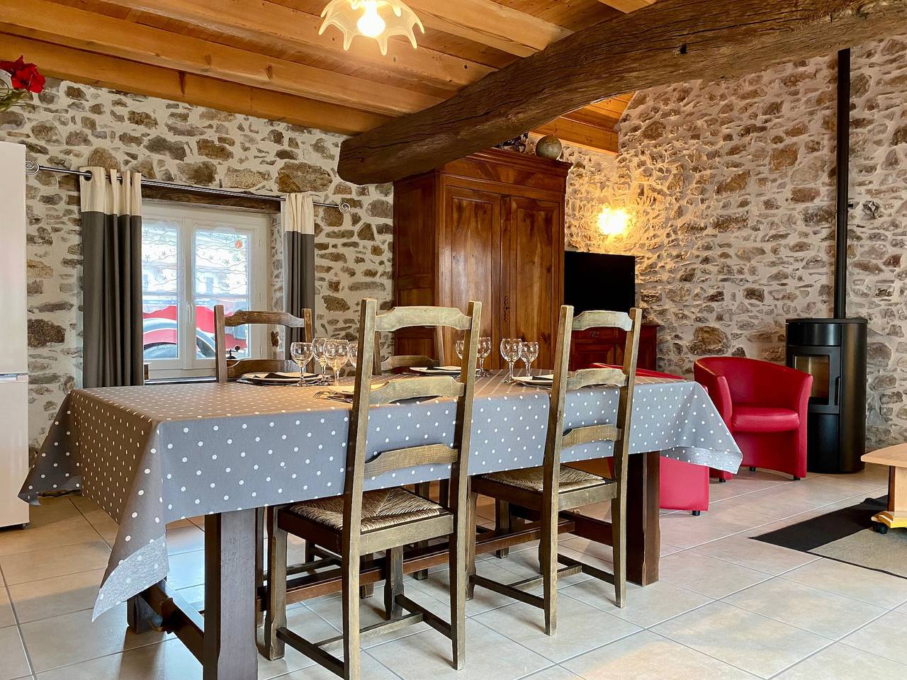 Gîte rénové au calme avec jardin, terrasse et accès à une plage aménagée in Mésanger, Vallée de la Loire