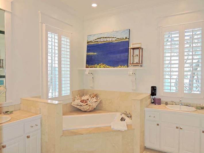 Vacation rental for 12 people, with pool and balcony as well as yard in Watercolor