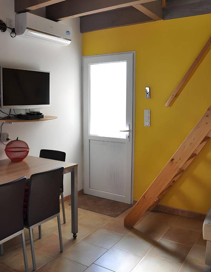 Location de vacances pour 4 personnes, avec sauna et terrasse ainsi que jardin et piscine, animaux acceptés à Mévouillon - 2