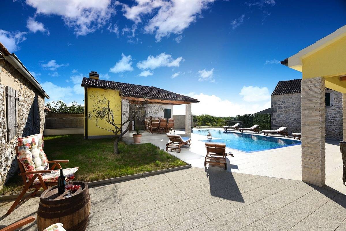 Schöne Villa Petra mit Sommerküche und Pool
 in Poličnik, Zadar