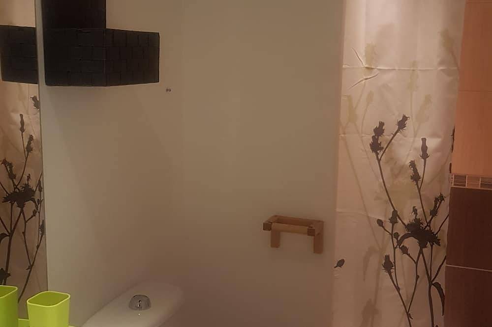 Entire apartment, Studio with garden and private parking in Nézignan-l'Évêque, Côte d'Améthyste