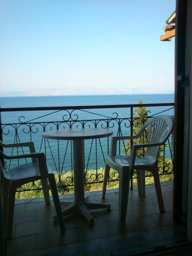 Ferienwohnung für 4 Personen, mit Balkon und Terrasse sowie Garten und Ausblick in Benitses