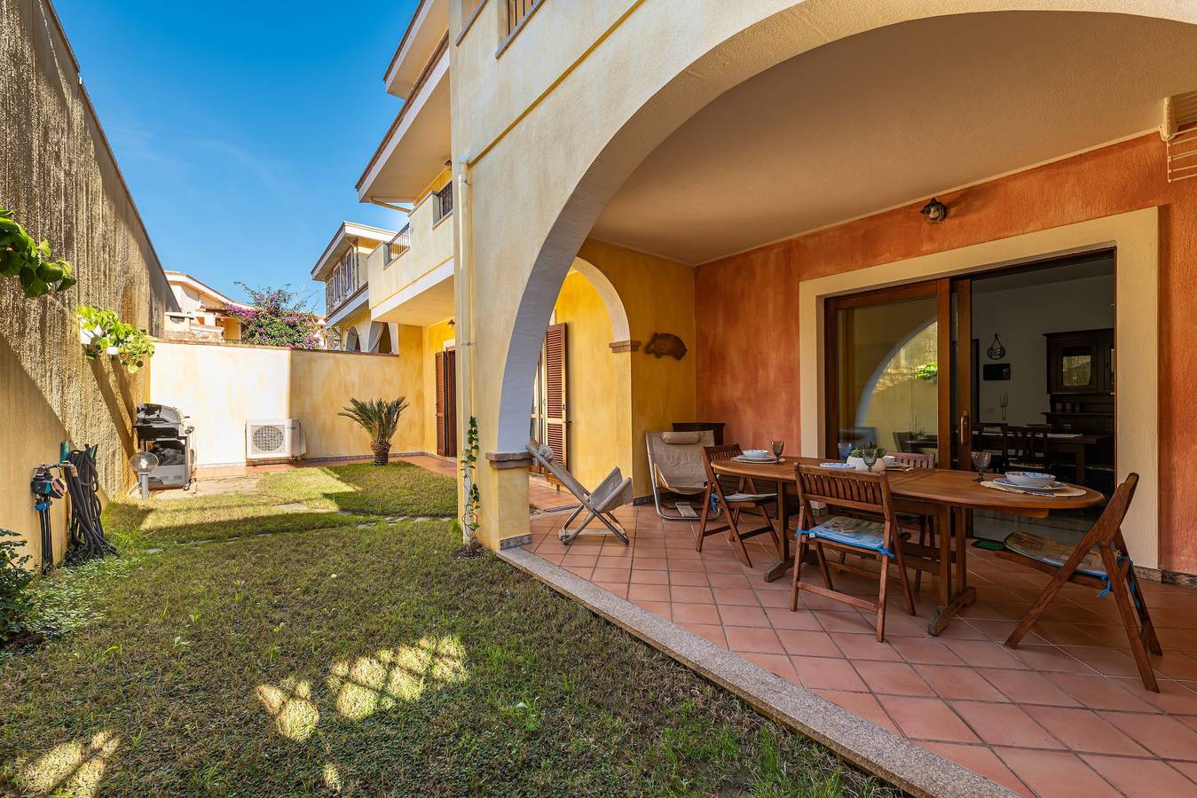Casa Celeste: piscina compartida, terraza privada y aire acondicionado in Crabonaxa/Villasimius, Villasimius