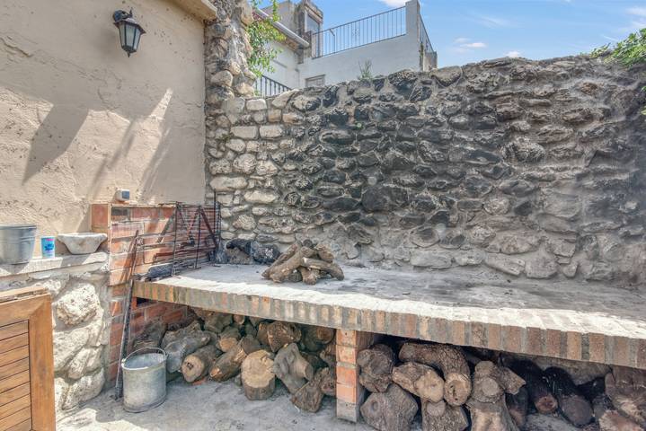 Casa de vacaciones 'Ca la Pasita 26' con piscina, vistas a la montaña y Wi-Fi in Vall de Gallinera, Interior de Alicante