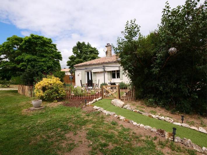 Location de vacances pour 4 personnes, avec jardin ainsi que vue et piscine à Loubès-Bernac - 3