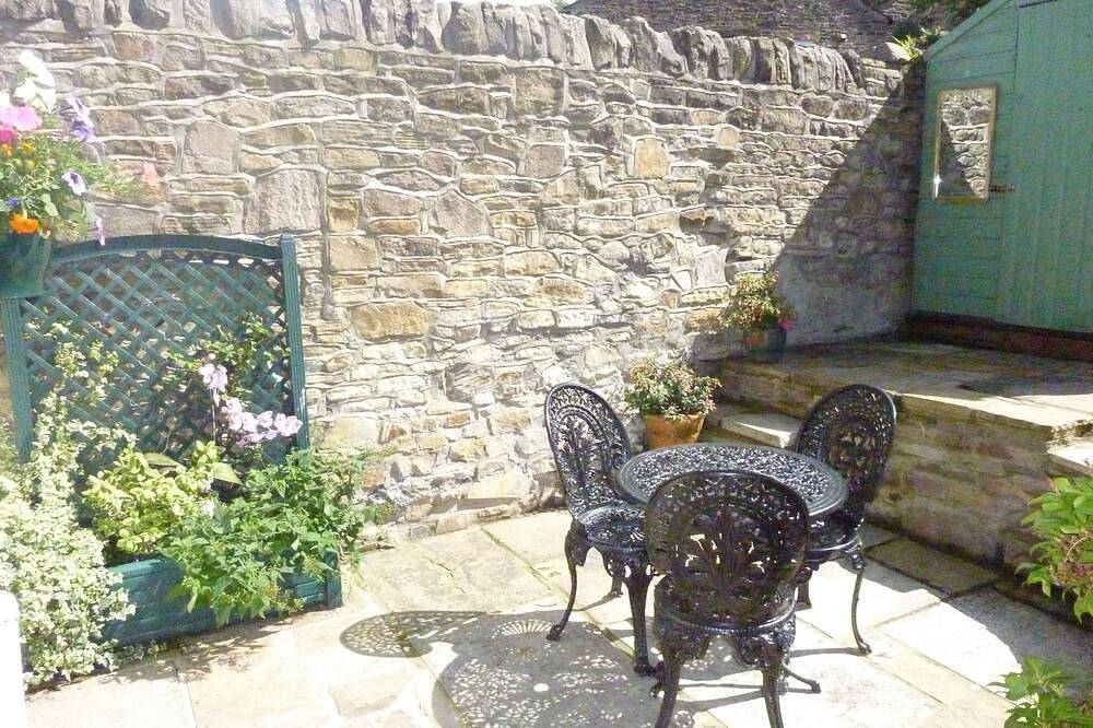 Honeysuckle Cottage, 2 bed, sleeps 3, family-friendly and pet-friendly in Derbyshire