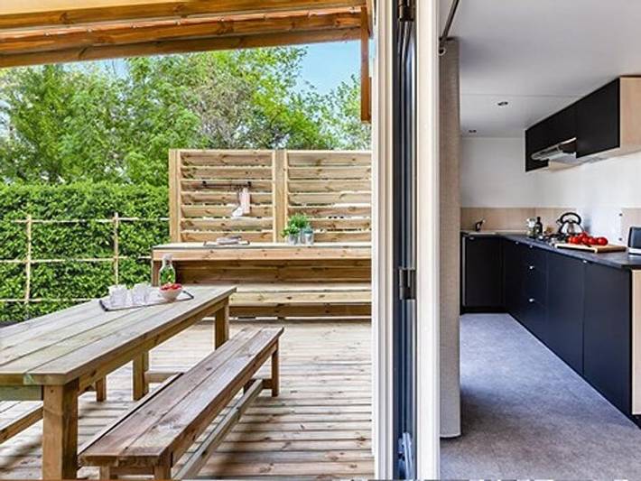 Camping les Dunes - Mobilheim 4 personen - Ultimate | 2 Zi. | 4 Pers. | Erhöhte Terrasse | Tropische Dusche | Klimaanlage | Tv in Torreilles, Côte d'Améthyste