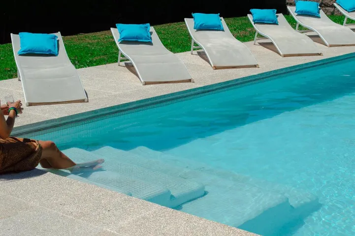 Apartamento de vacaciones para 6 personas, con vistas además de piscina y jardín - 1