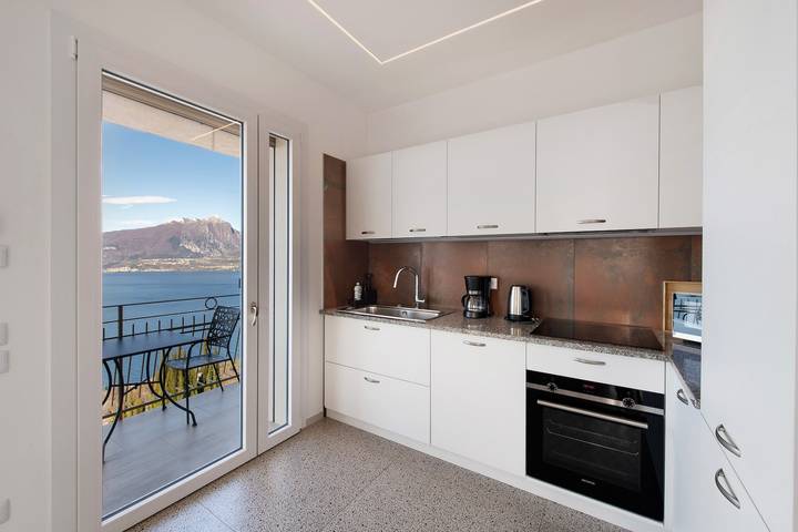 Apartamento entero, Apartamento 'Casa Serena' con vistas al lago, Wi-Fi y aire acondicionado in Torri del Benaco, Montañas Garda