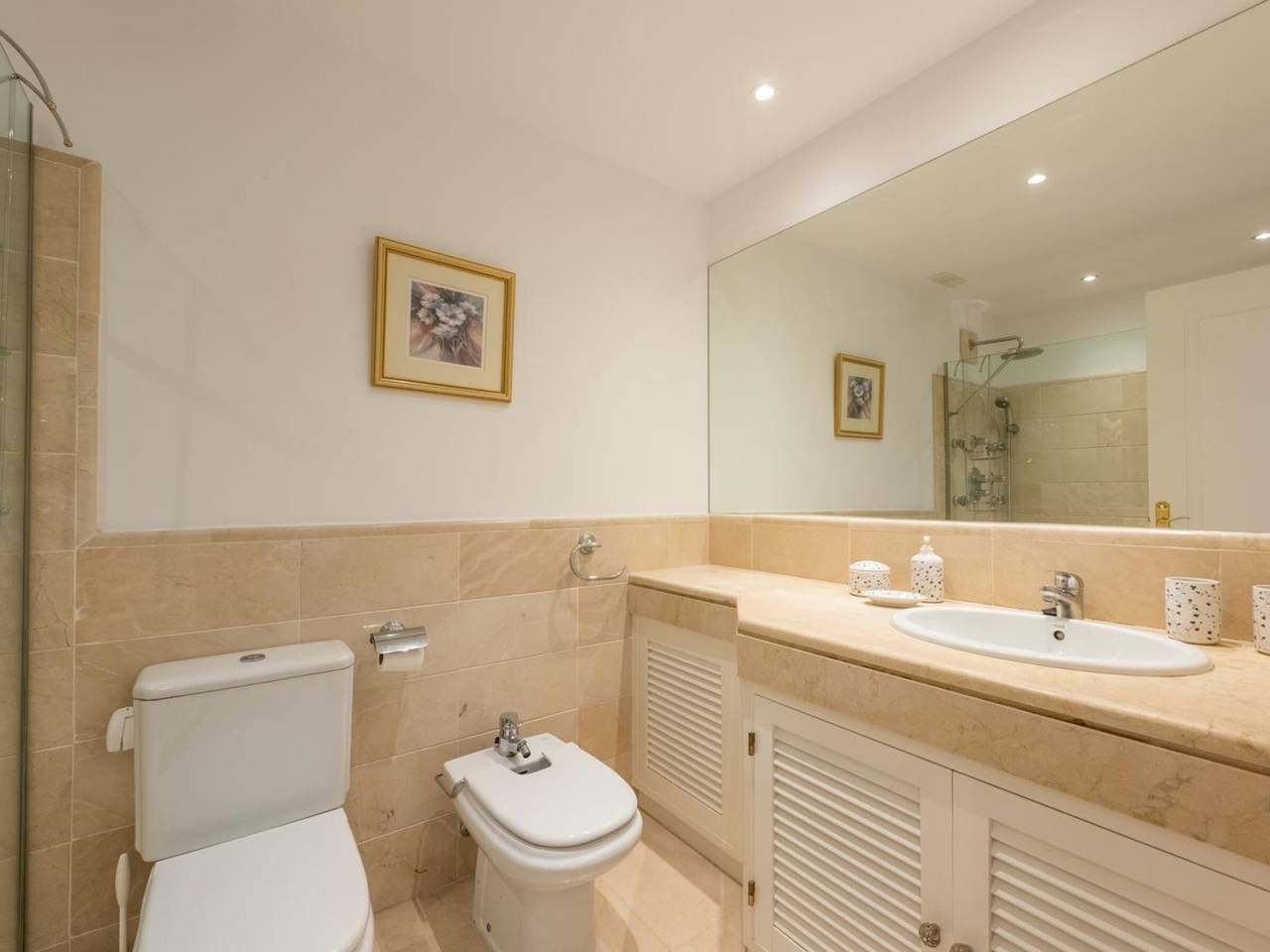 Entire apartment, Bright 3-bedroom apartment with terraces and pools in Benahavís in Los Arqueros, Benahavís