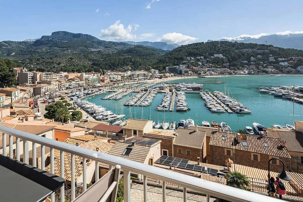 Entire apartment, Stunning apartment with spectacular views over the Port de Sóller in Port de Sóller, Sóller