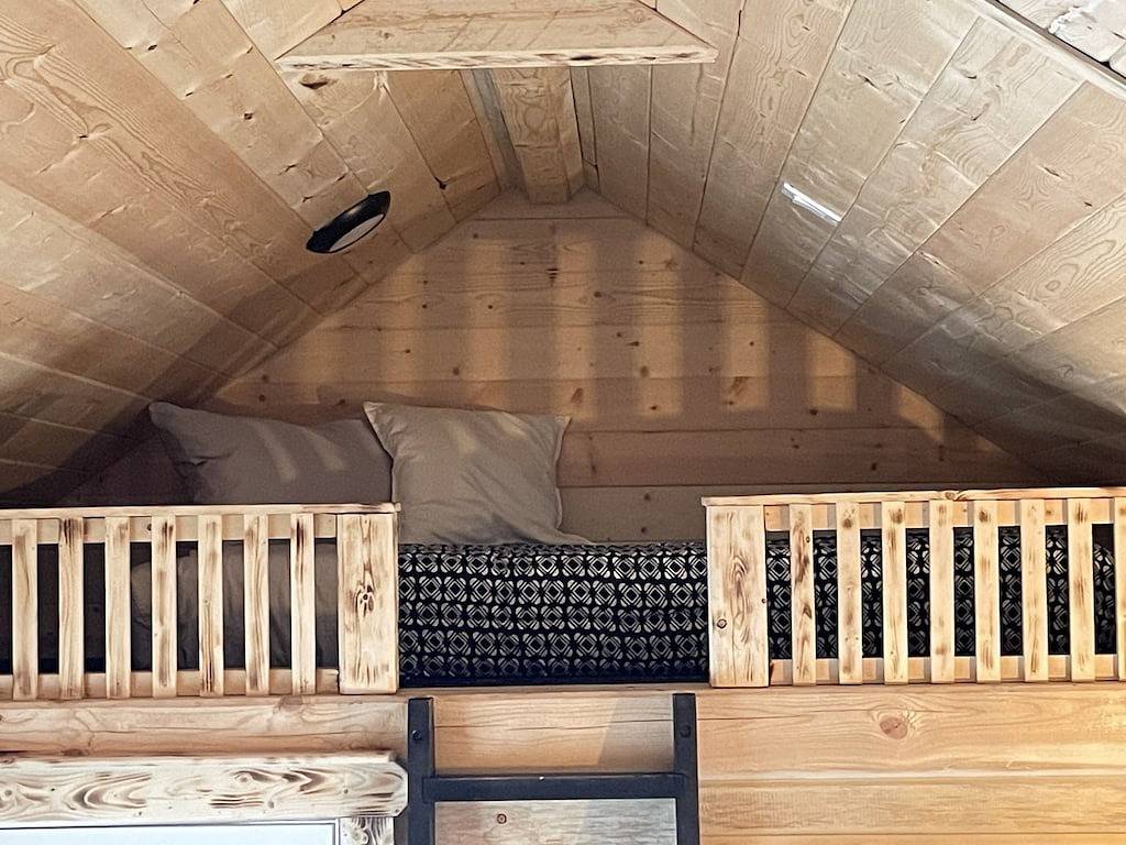 Whispering Winds Cabin - cozy double loft cabin in Alberta