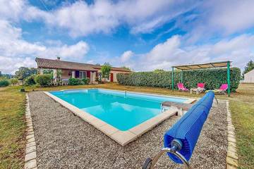 Gîte pour 6 personnes, avec terrasse à Écuras