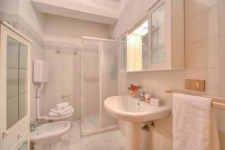 Appartamento intero, Peter's Cozy Studio-Balcony+Free Parking, Roè Volciano, Italy in Roè Volciano, Prealpi Gardesane