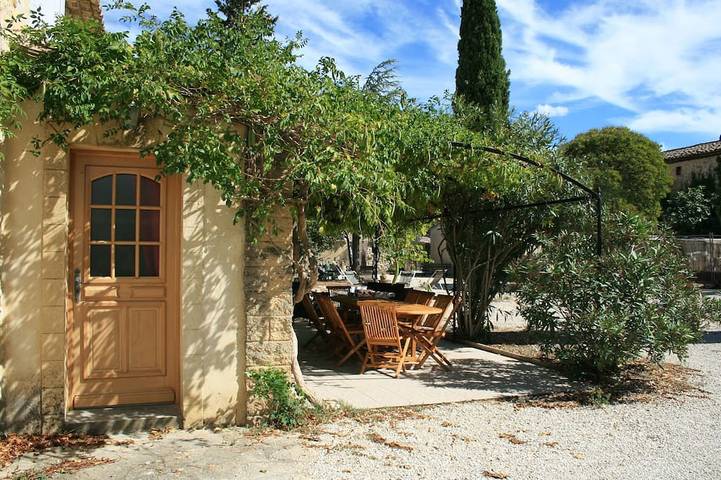 Gîte pour 13 personnes, avec jardin ainsi que piscine et terrasse