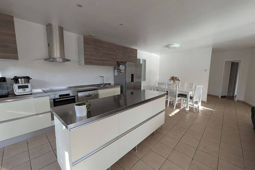 180 m2 air-conditioned villa, private pool, near Avignon in Villeneuve-lès-Avignon, Nimes region