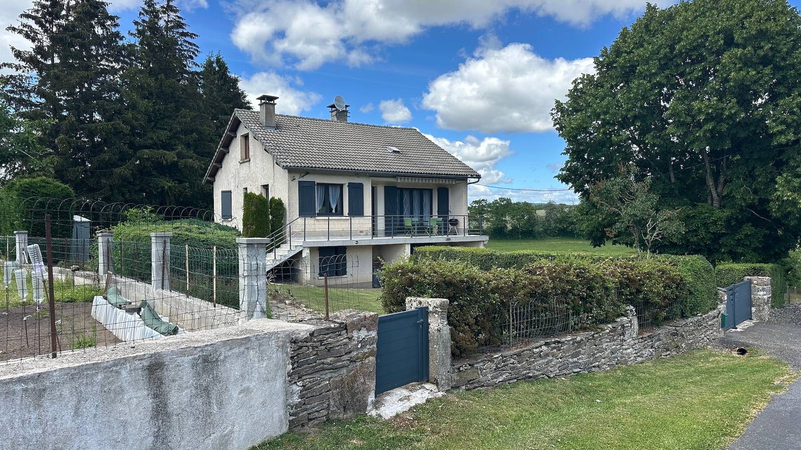 Maison de vacances « La Maison De Campagne » avec vue montagne, terrasse et jardin privés in Salles-Curan, Aveyron