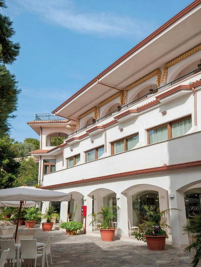 Hotel para 2 personas, con jardín además de terraza y vistas - 1