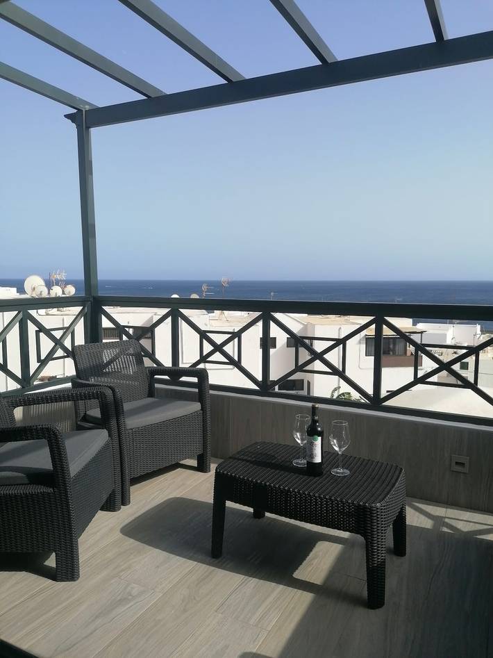 Apartamento entero, Apartamento de vacaciones 'Apartamento Alyce' con vistas al mar, terraza privada y Wi-Fi in Puerto del Carmen, Tías