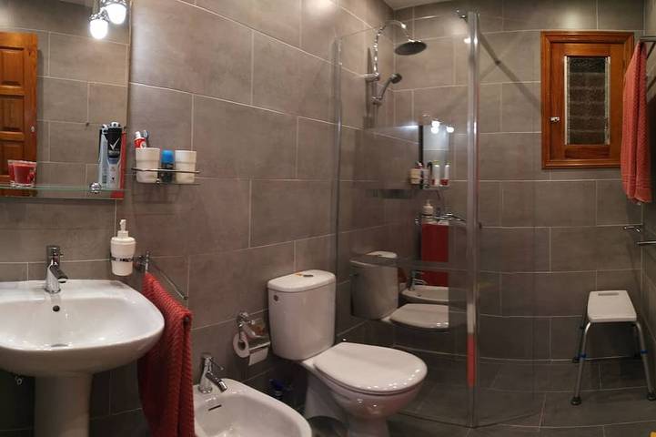 Appartement entier, Apartment with sun terrace and panoramic sea view, 5 min. from harbor + beach in Playa de los Guíos, Santiago del Teide