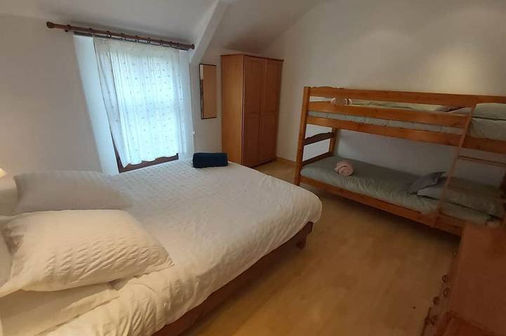 Gîte pour 6 personnes, avec Terrasse ainsi que Jardin et Piscine à Calorguen - 2