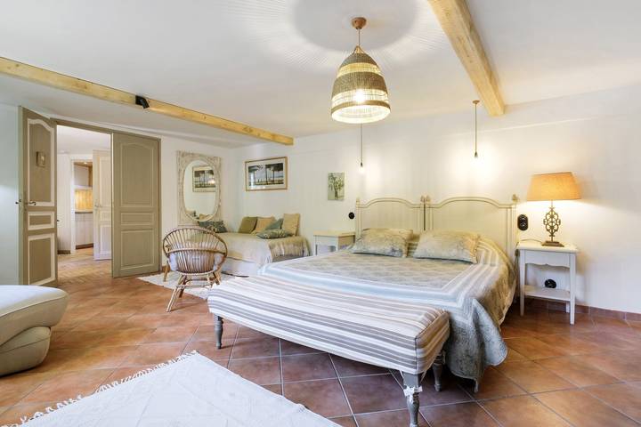 Location de vacances pour 3 personnes, avec jardin ainsi que sauna et jacuzzi à Roquefort-les-Pins