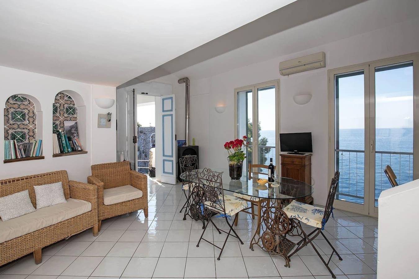 Villa auf einer natürlichen Klippe mit Blick auf das Meer, nur wenige Schritte vom Strand entfernt in Furore, Amalfiküste