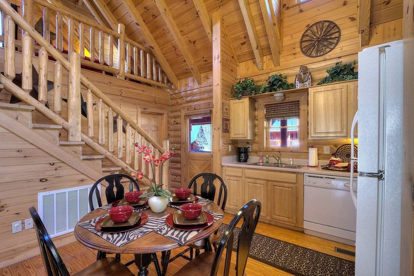 Entire apartment, Gorgeous Cabin Hot Tub, Fireplace, Great Location in Cove Creek Cascades, Sevier County