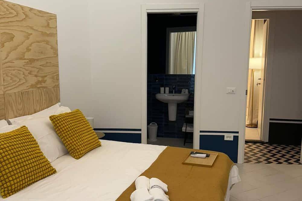 Elegant room with balcony in the heart of Naples in Nápoles, Provincia de Nápoles