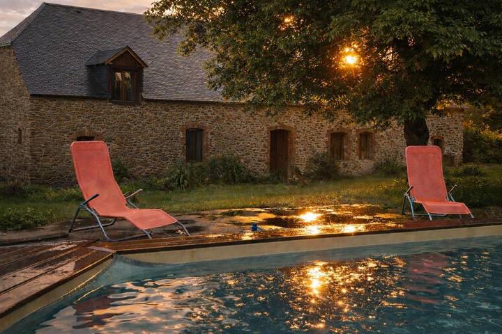 Location de vacances pour 2 personnes, avec vue ainsi que piscine et jardin à Vigeois - 2