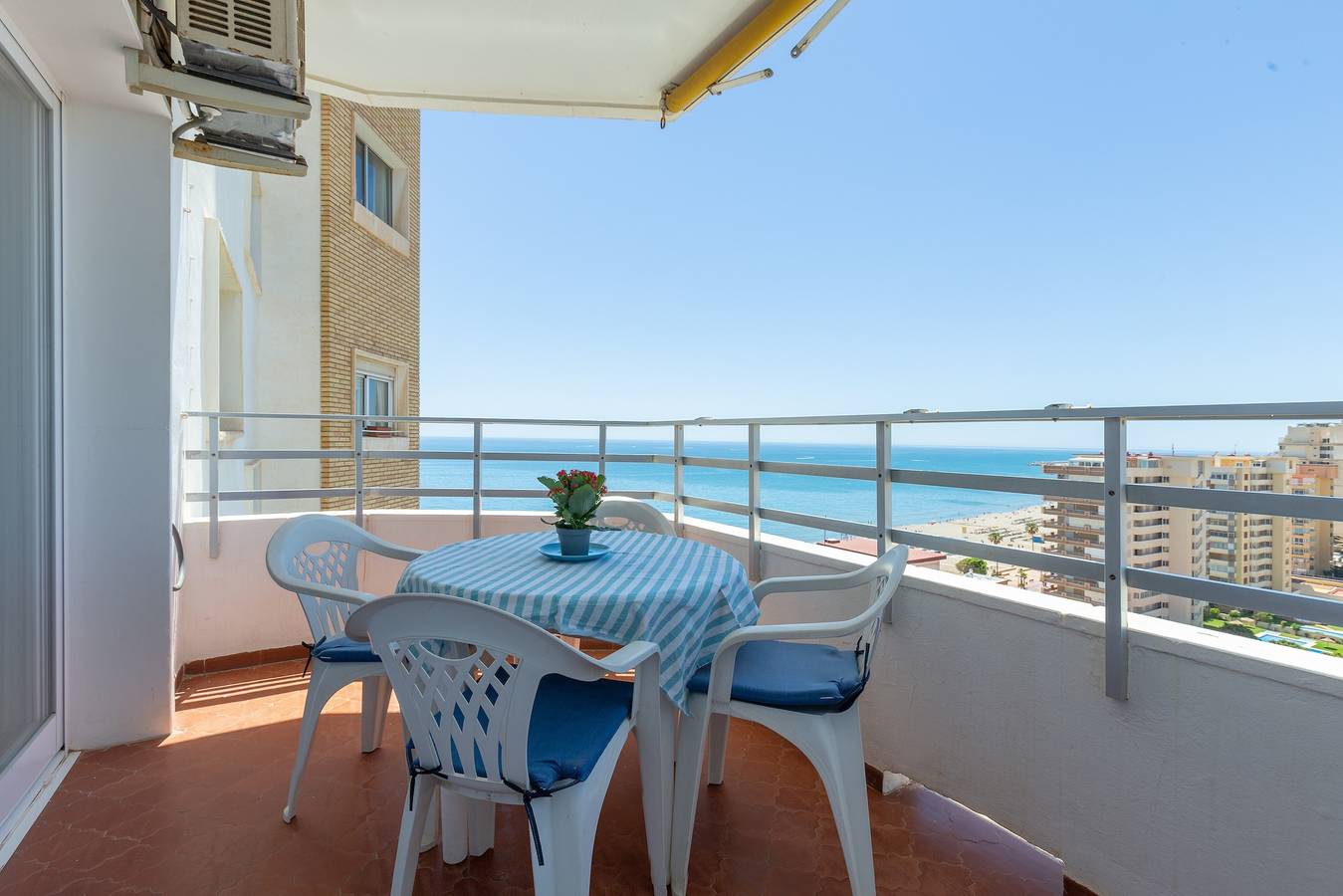 Ganze Wohnung, Ferienwohnung "Fuengirola" mit Blick auf das Meer und die Berge, Gemeinschaftspool & Wlan in Los Boliches, Fuengirola
