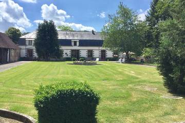 Gîte pour 20 personnes, avec jardin ainsi que jacuzzi et terrasse, animaux acceptés à La Forêt-Auvray