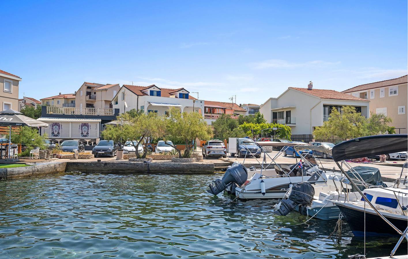 Ganze Ferienwohnung, Gemütliche 1-Zimmer-Wohnung mit Terrasse, 200 m vom Strand entfernt in Brodarica, Šibenik-Knin