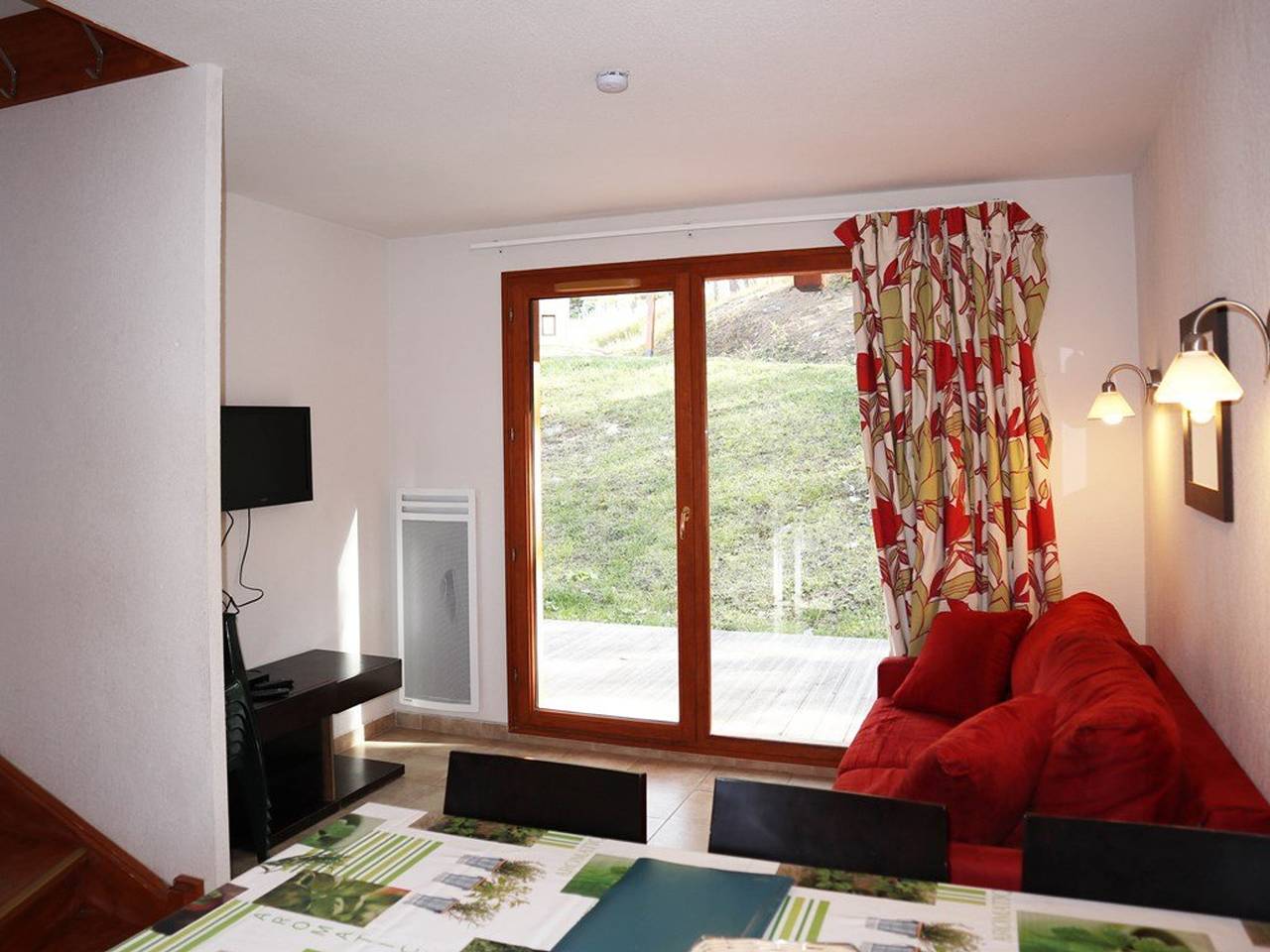 Chalet confortable avec piscine & sauna, aux pieds des pistes des Orres 1800, grand duplex pour 6 pers. in Les Orres, Parc national des Écrins