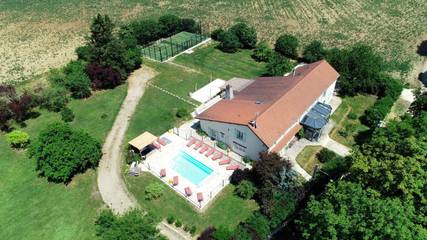 Gîte pour 15 personnes, avec vue ainsi que piscine et jardin, animaux acceptés dans Lain