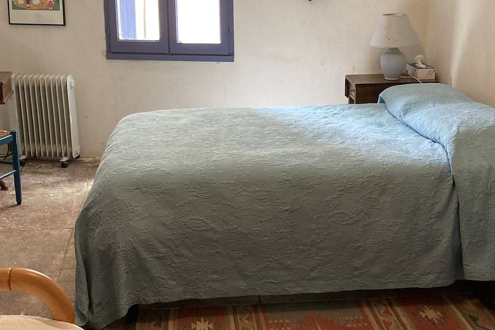 Charming Village House, Maison Bleu, near beaches, mountains, historic sites in Nages-et-Solorgues, Region de Nimes