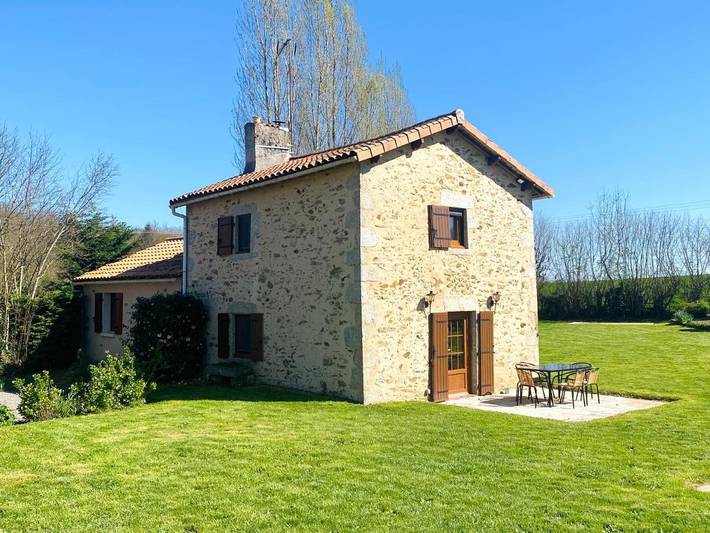 Location de vacances pour 6 personnes, avec jardin à Secondigny