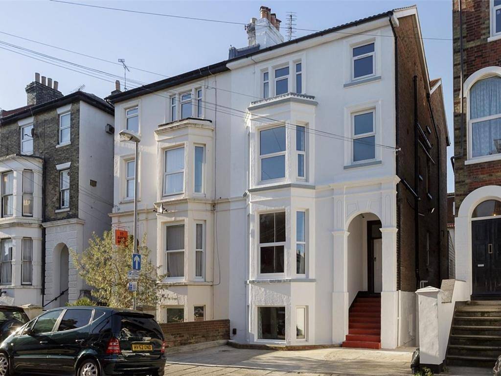 Guesthouse for 17 people in Southsea, Portsmouth