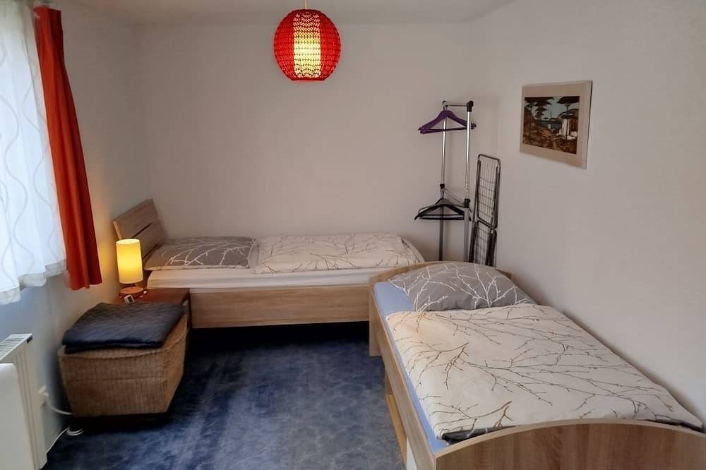 Mitten im Grünen - Haus mit 3 Schlafbereichen, Terrasse und großem Pool in Glien, Ruppiner Seenland