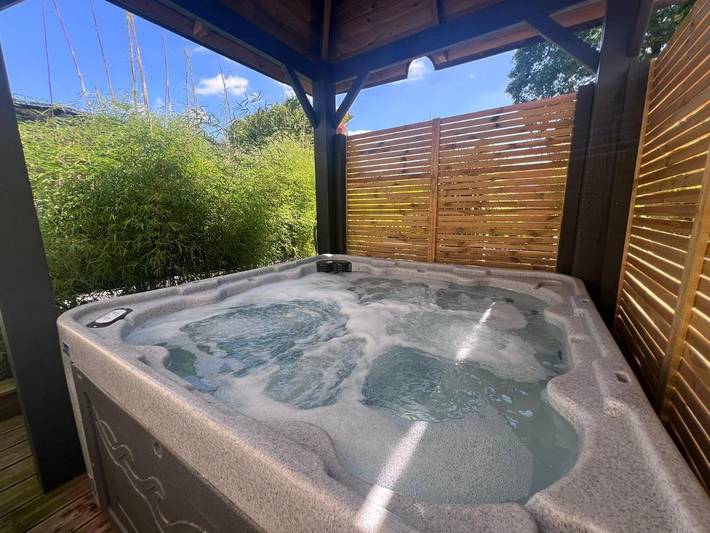 Hôtel pour 2 personnes, avec jacuzzi ainsi que terrasse et jardin, animaux acceptés à Plélo