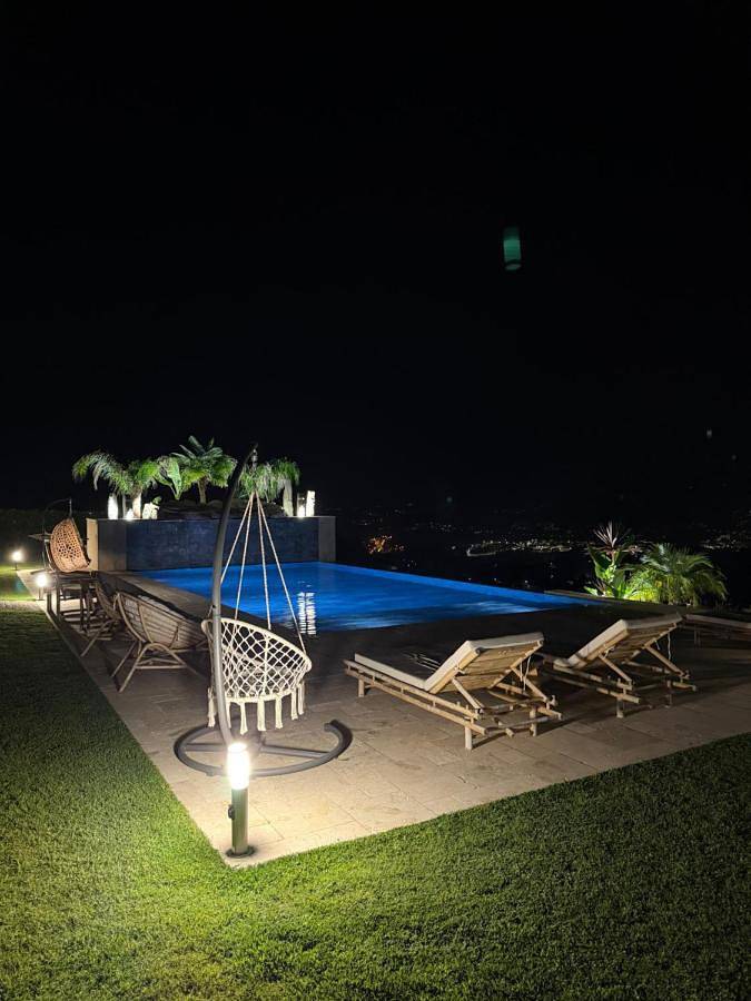 Location de vacances pour 4 personnes, avec jardin et piscine ainsi que sauna et vue dans Souto e Tabaçô