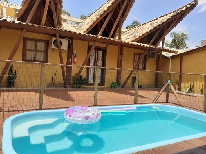 Casas e apartamentos de temporada para 2 pessoas, com piscina e balcão em Garopaba