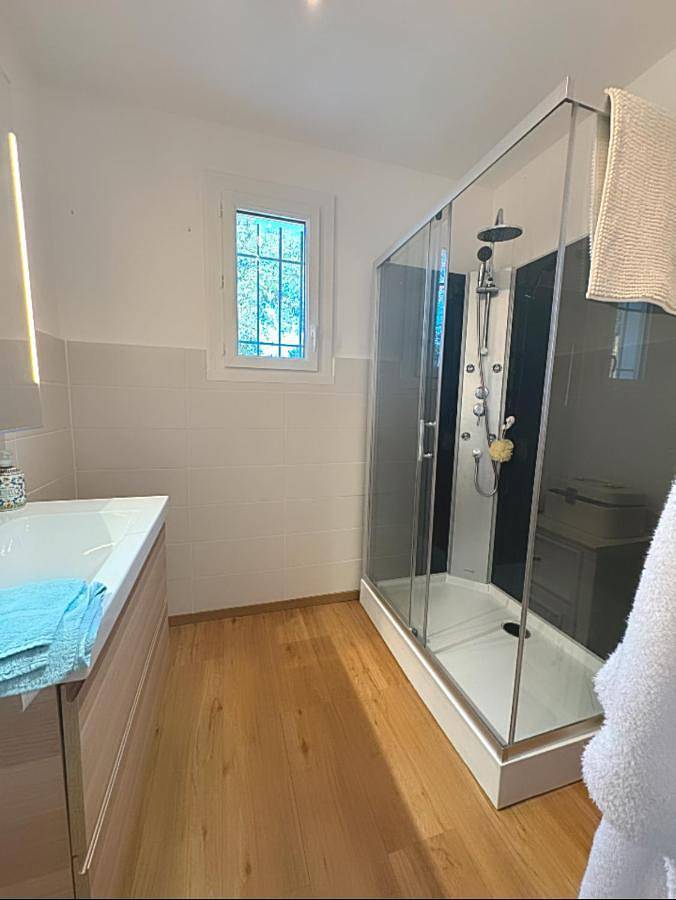 Gîte pour 4 personnes, avec piscine ainsi que terrasse et vue à Les Mayons - 4