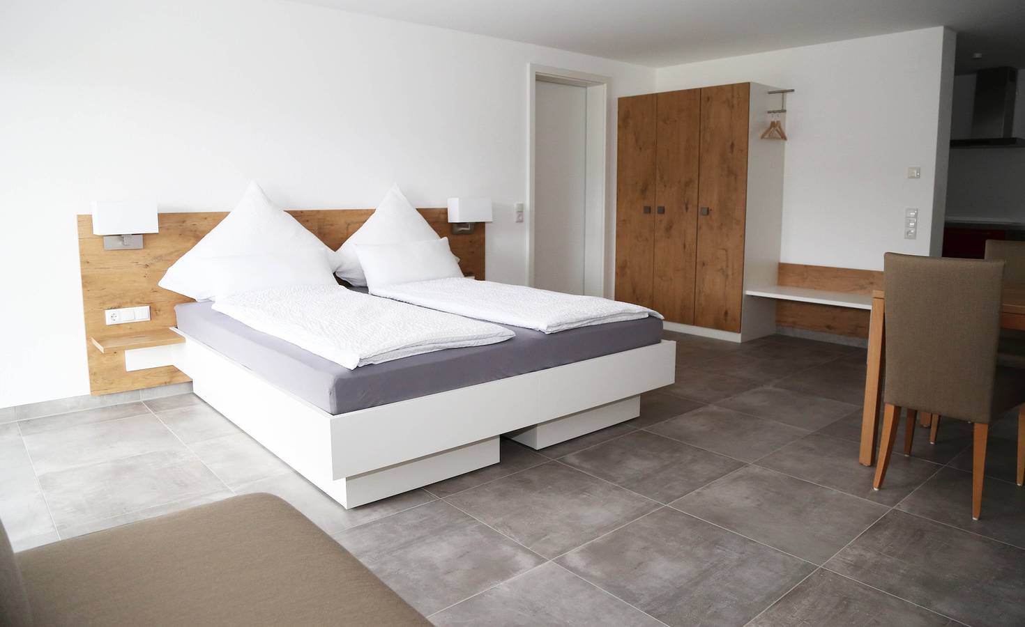 Ganze Wohnung, Ferienwohnung 'Nr 1' mit Bergblick, Gemeinschaftsterrasse und Wi-Fi in Vaihingen an der Enz, Kraichgau