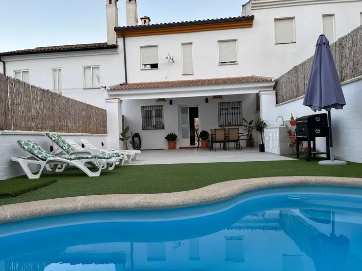 Casa de vacaciones para 6 personas, con jardín y terraza además de piscina y vistas - 1
