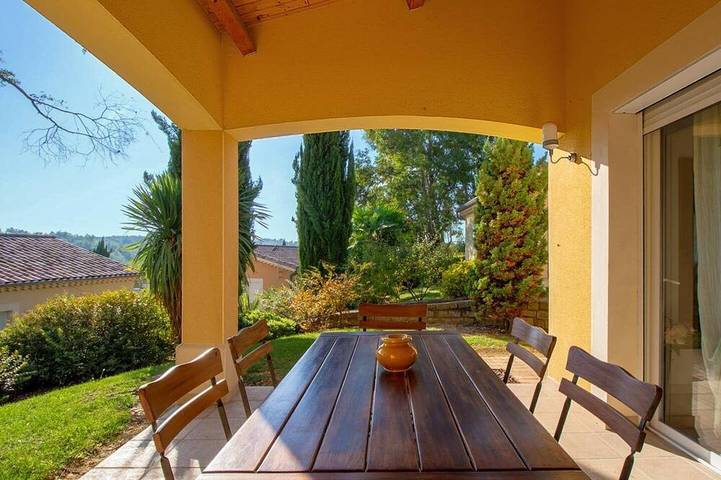 Location de vacances pour 7 personnes, avec piscine et terrasse ainsi que jardin et sauna à Saint-Maurice-d'Ardèche